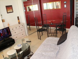 TV - Sunny Apartment with Large Terrace, A/C, and Private Parking, Close to Beach (Cap d'Agde naturisme)