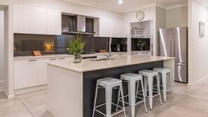 Fridge, microwave, oven, stovetop - Lizzie Bliss Beach Luxury - Entertainer's Delight - Pet Friendly - Full Linen (Elizabeth Beach)