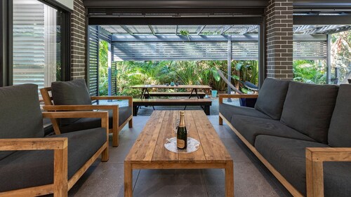 Lizzie Bliss Beach Luxury - Entertainer's Delight - Pet Friendly - Full Linen