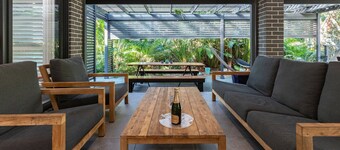 Lizzie Bliss Beach Luxury - Entertainer's Delight - Pet Friendly - Full Linen