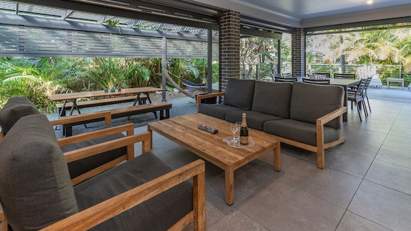 Outdoor dining - Lizzie Bliss Beach Luxury - Entertainer's Delight - Pet Friendly - Full Linen (Elizabeth Beach)