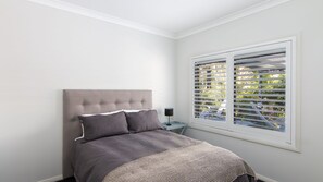 5 bedrooms, iron/ironing board, Internet, bed sheets