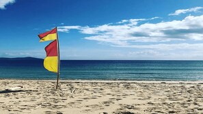 بالقرب من الشاطئ