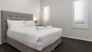 5 عدّة غرف نوم ومكواة/لوح كي وخدمة الإنترنت وملاءات أسرّة