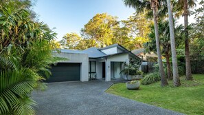 Exterior - Lizzie Bliss Beach Luxury - Entertainer's Delight - Pet Friendly - Full Linen (Elizabeth Beach)