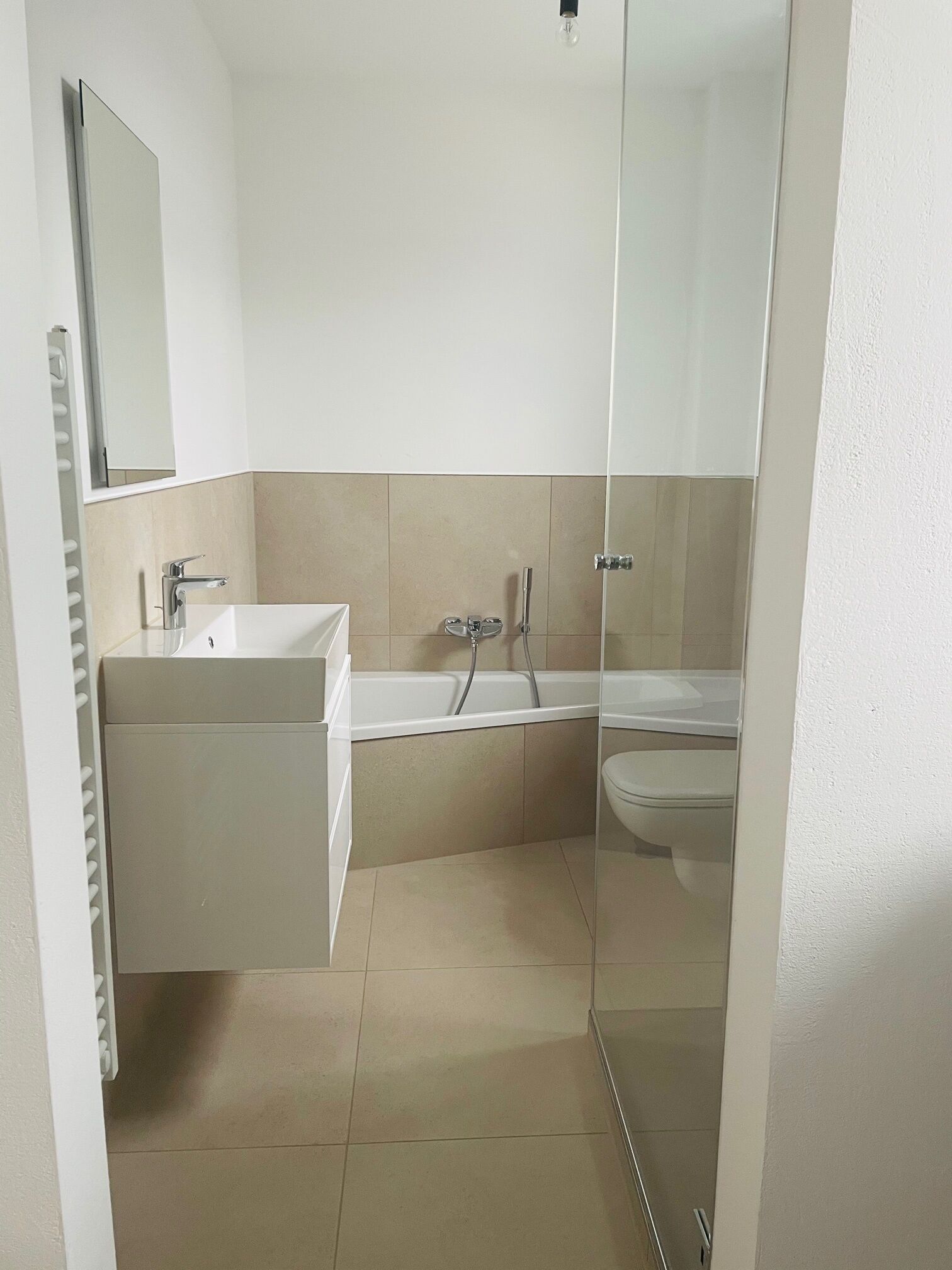 Une salle de bain moderne avec un lavabo blanc, une baignoire et des toilettes.