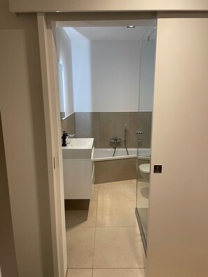 Bathtub, hair dryer, towels - Designer vacation apartment/house in the house/sunny garden & terrace (diessen)