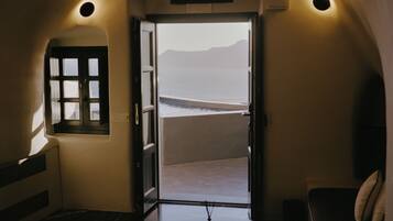 Una habitación con vista a la playa a través de una puerta abierta.