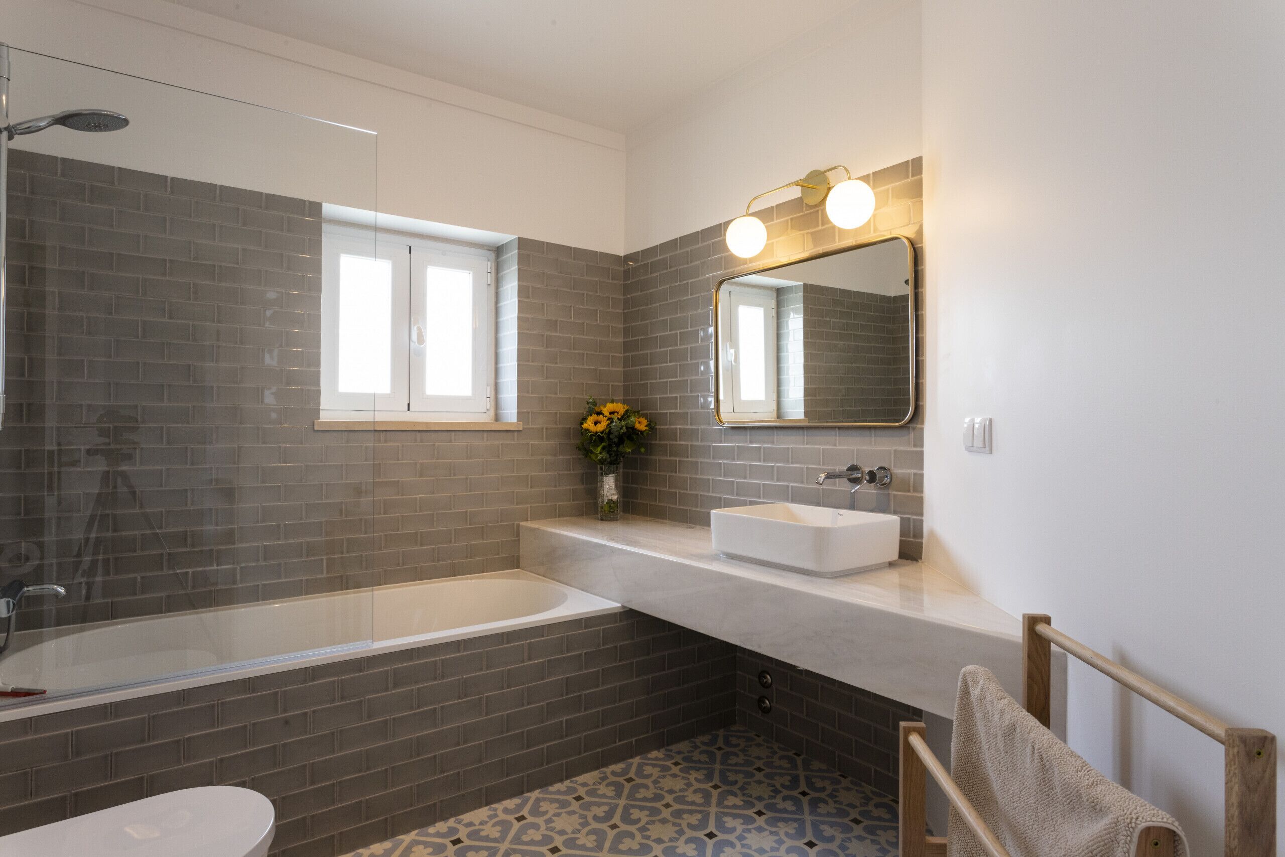 Bañera, secador de pelo y toallas