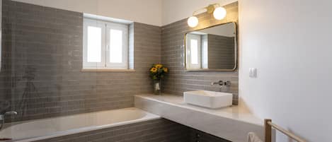 Bañera, secador de pelo y toallas