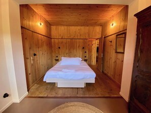A room with a wooden ceiling and walls, a bed with white bedding, and a wooden floor. - Idyllic house a few steps from the bay A0388 (Lège-Cap-Ferret)