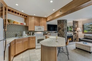 Fridge, microwave, oven, stovetop - 🏔️Ski Access~Hot Tub~Studio Premier 105🏔️ (Snowmass Village)