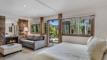 1 habitación, escritorio, tabla de planchar con plancha y cuna de viaje