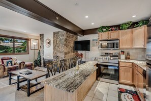 Fridge, microwave, oven, stovetop - 🏔️Ski Access~Hot Tub~Studio Premier 109🏔️ (Snowmass Village)