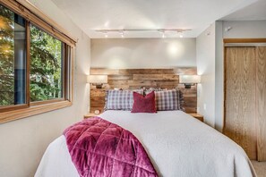 1 dormitorio, escritorio, tabla de planchar con plancha y cuna de viaje