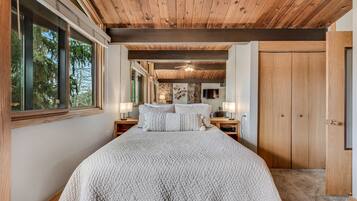 1 habitación, escritorio, tabla de planchar con plancha y cuna de viaje