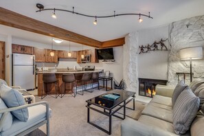 Interior - 🏔️Ski Access~Hot Tub~Studio Premier 201🏔️ (Snowmass Village)