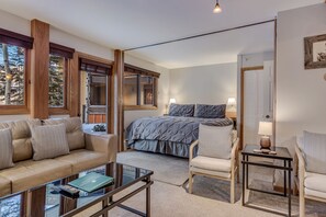 1 habitación, escritorio, tabla de planchar con plancha y cuna de viaje 