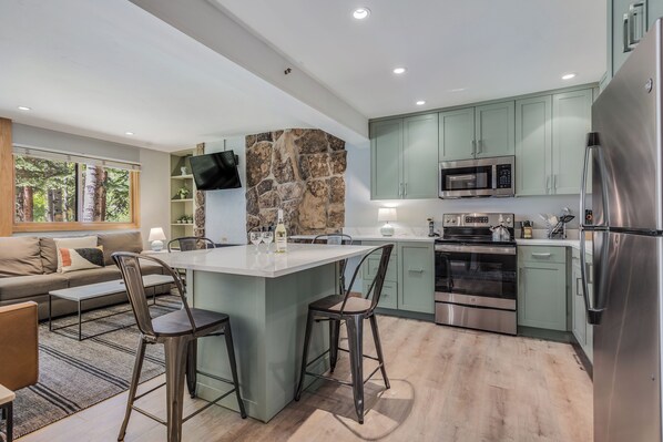 Fridge, microwave, oven, stovetop - 🏔️Ski Access~Hot Tub~Studio Premier 202🏔️ (Snowmass Village)