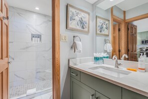 Shower, hair dryer, towels - 🏔️Ski Access~Hot Tub~Studio Premier 202🏔️ (Snowmass Village)