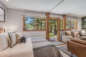 1 habitación, escritorio, tabla de planchar con plancha y cuna de viaje 