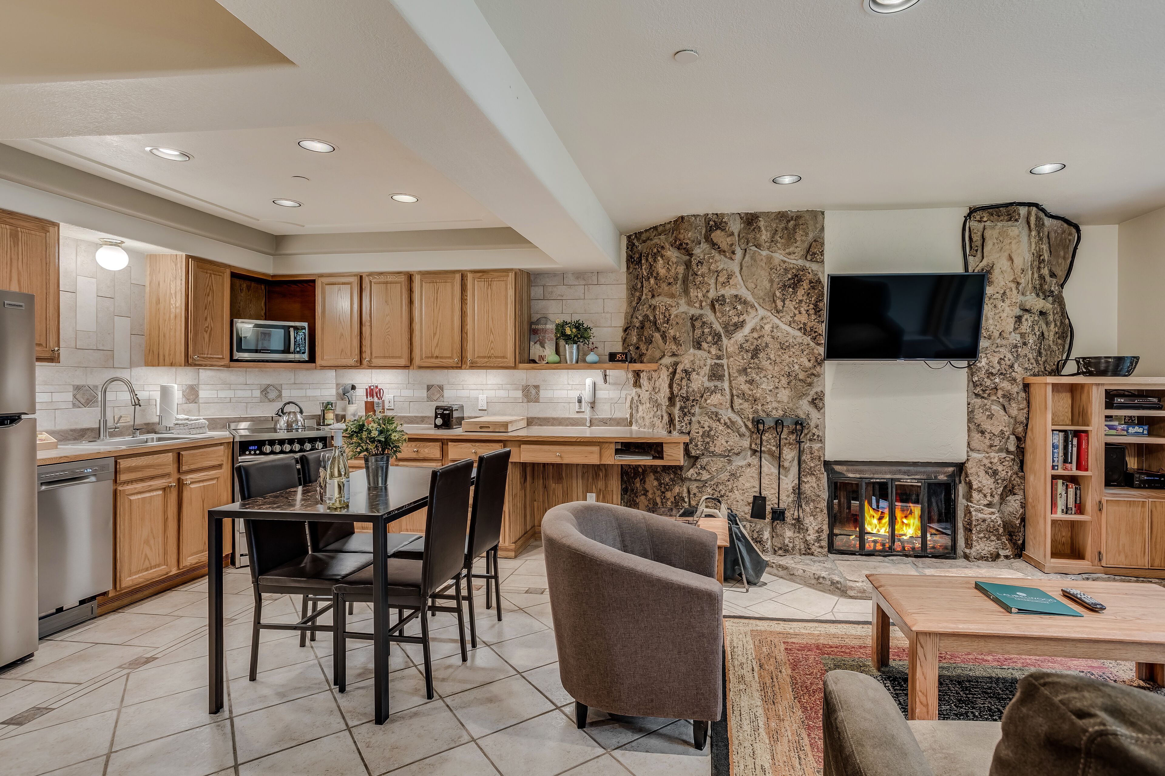 冷蔵庫、電子レンジ、オーブン、コンロ