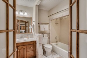 Ensemble douche/baignoire, sèche-cheveux, serviettes fournies