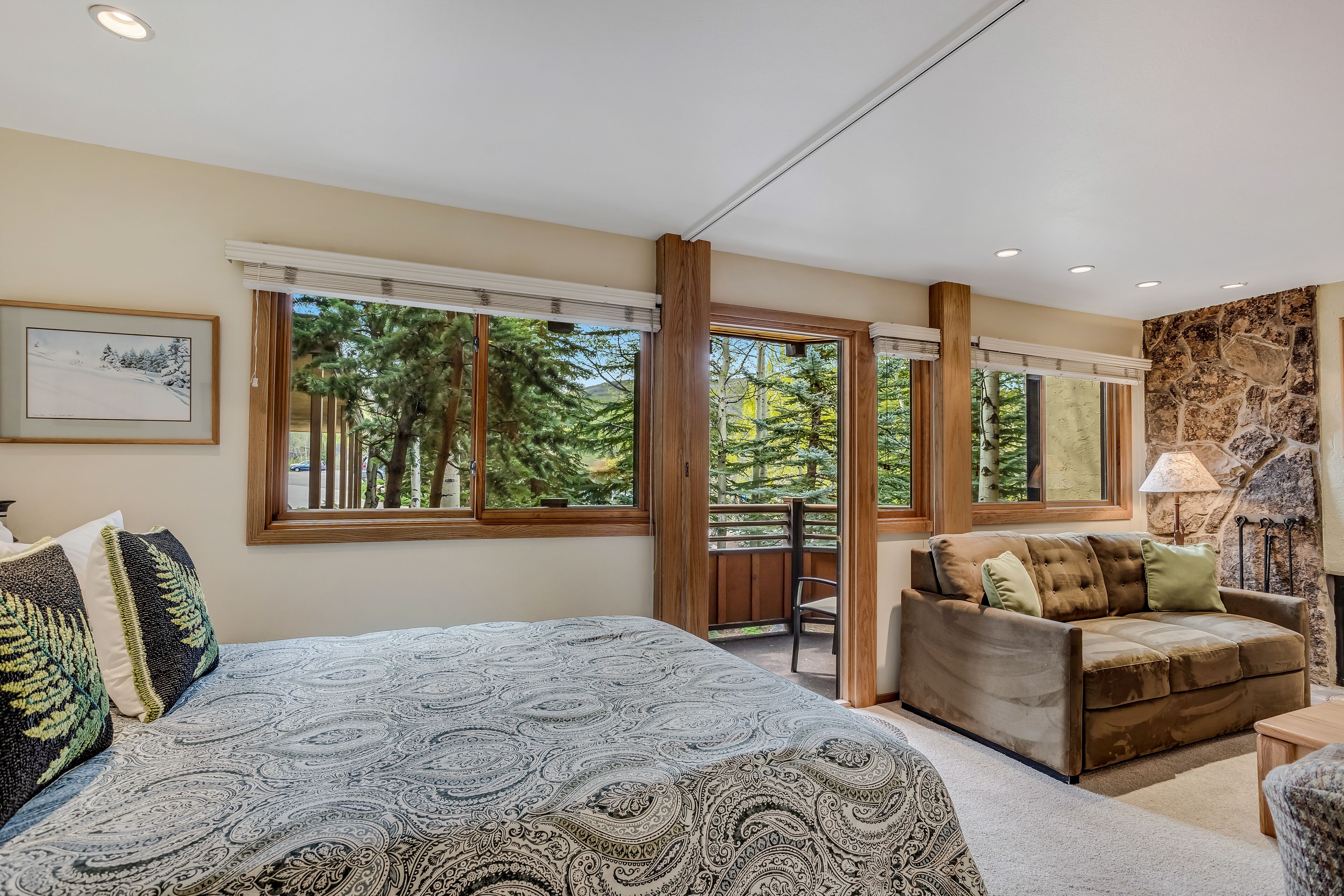 1 habitación, escritorio, tabla de planchar con plancha y cuna de viaje 