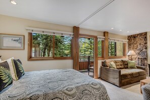 1 habitación, escritorio, tabla de planchar con plancha y cuna de viaje 