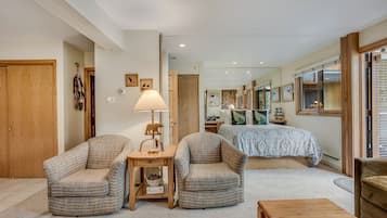 1 habitación, escritorio, tabla de planchar con plancha y cuna de viaje