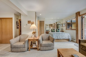 1 slaapkamer, een bureau, een strijkplank/strijkijzer, reisbedje