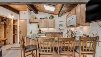 Jääkaappi, mikroaaltouuni, uuni, liesi