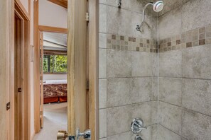 Combined shower/tub, hair dryer, towels - 🏔️Ski Access~Hot Tub~Studio Deluxe 208🏔️ (Snowmass Village)