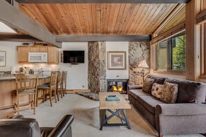 Smart TV, fireplace, DVD player - 🏔️Ski Access~Hot Tub~Studio Deluxe 208🏔️ (Snowmass Village)