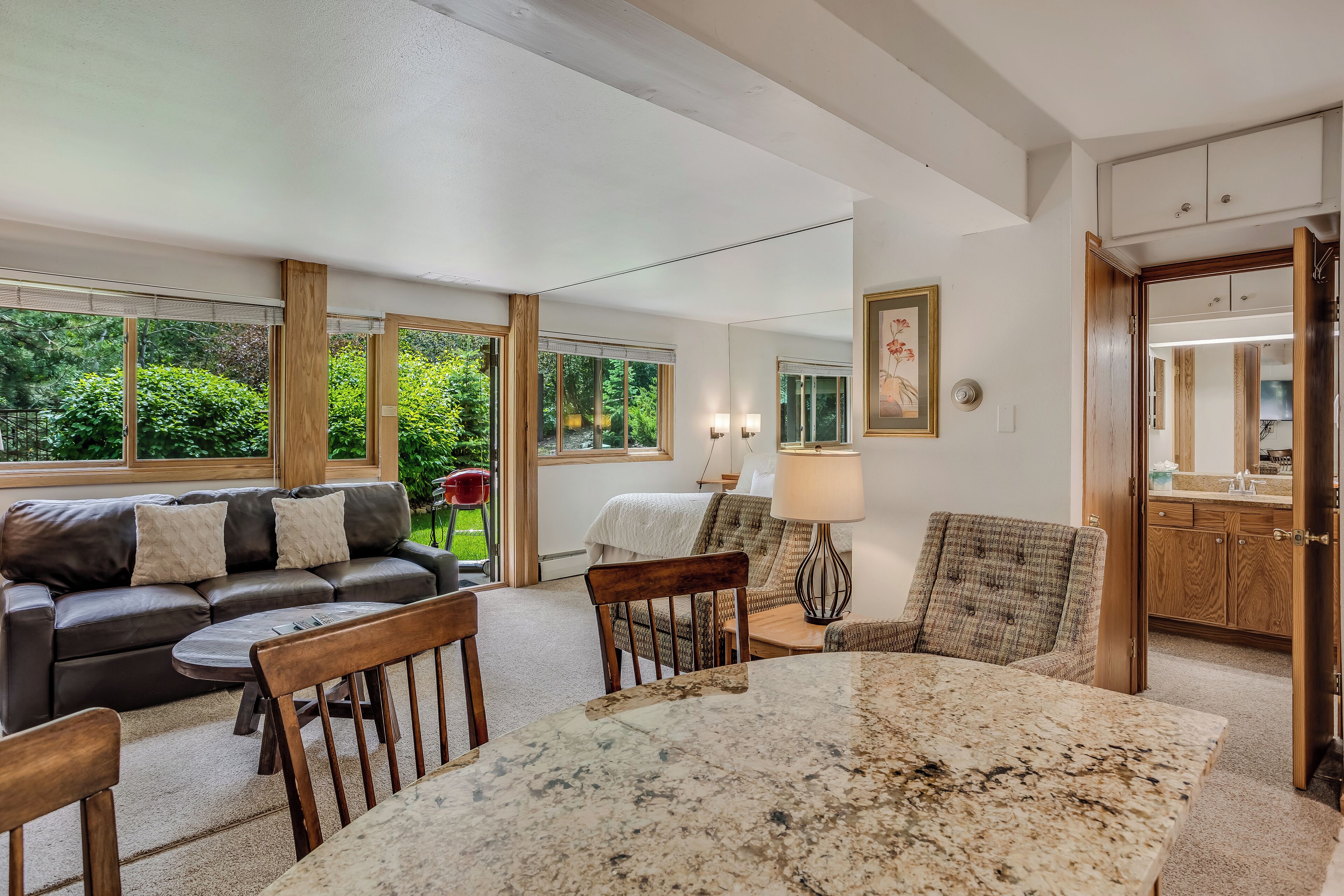 スマートテレビ、暖炉、DVD プレーヤー