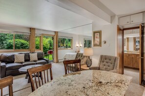 Una Smart TV, una chimenea, un reproductor de DVD