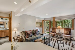 Smart TV, fireplace, DVD player - 🏔️Ski-In, Ski-Out~Hot Tub~Studio Deluxe 303🏔️ (Snowmass Village)