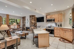 Fridge, microwave, oven, stovetop - 🏔️Ski-In, Ski-Out~Hot Tub~Studio Deluxe 303🏔️ (Snowmass Village)