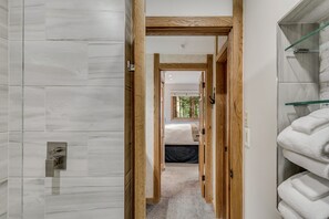 1 habitación, escritorio, tabla de planchar con plancha y cuna de viaje 