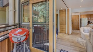 Une cuisine moderne avec des meubles en bois et un réfrigérateur en acier inoxydable.