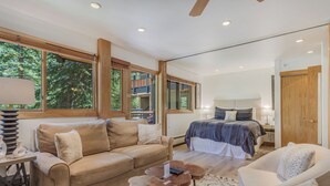 Une chambre moderne avec un grand lit, un canapé et une table basse.