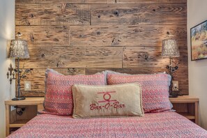 1 habitación, escritorio, tabla de planchar con plancha y cuna de viaje 