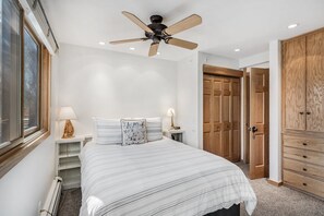 1 slaapkamer, een bureau, een strijkplank/strijkijzer, reisbedje