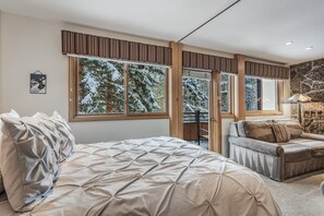 1 habitación, escritorio, tabla de planchar con plancha y cuna de viaje 