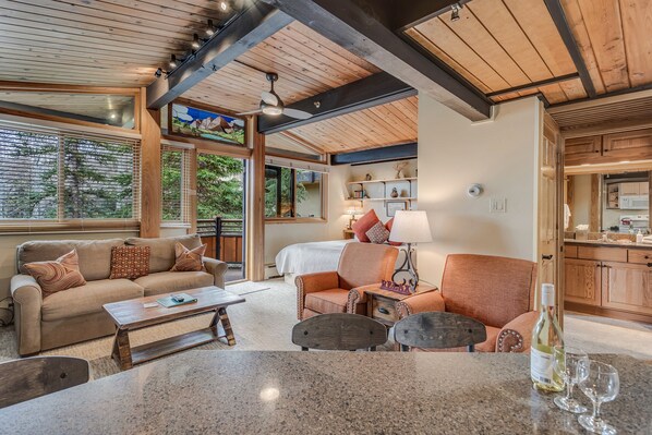 Smart TV, chimenea y reproductor de DVD 