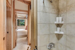 Combined shower/bathtub, hair dryer, towels - 🏔️Ski Access~Top Floor~Hot Tub~Studio Premier 308🏔️ (Snowmass Village)
