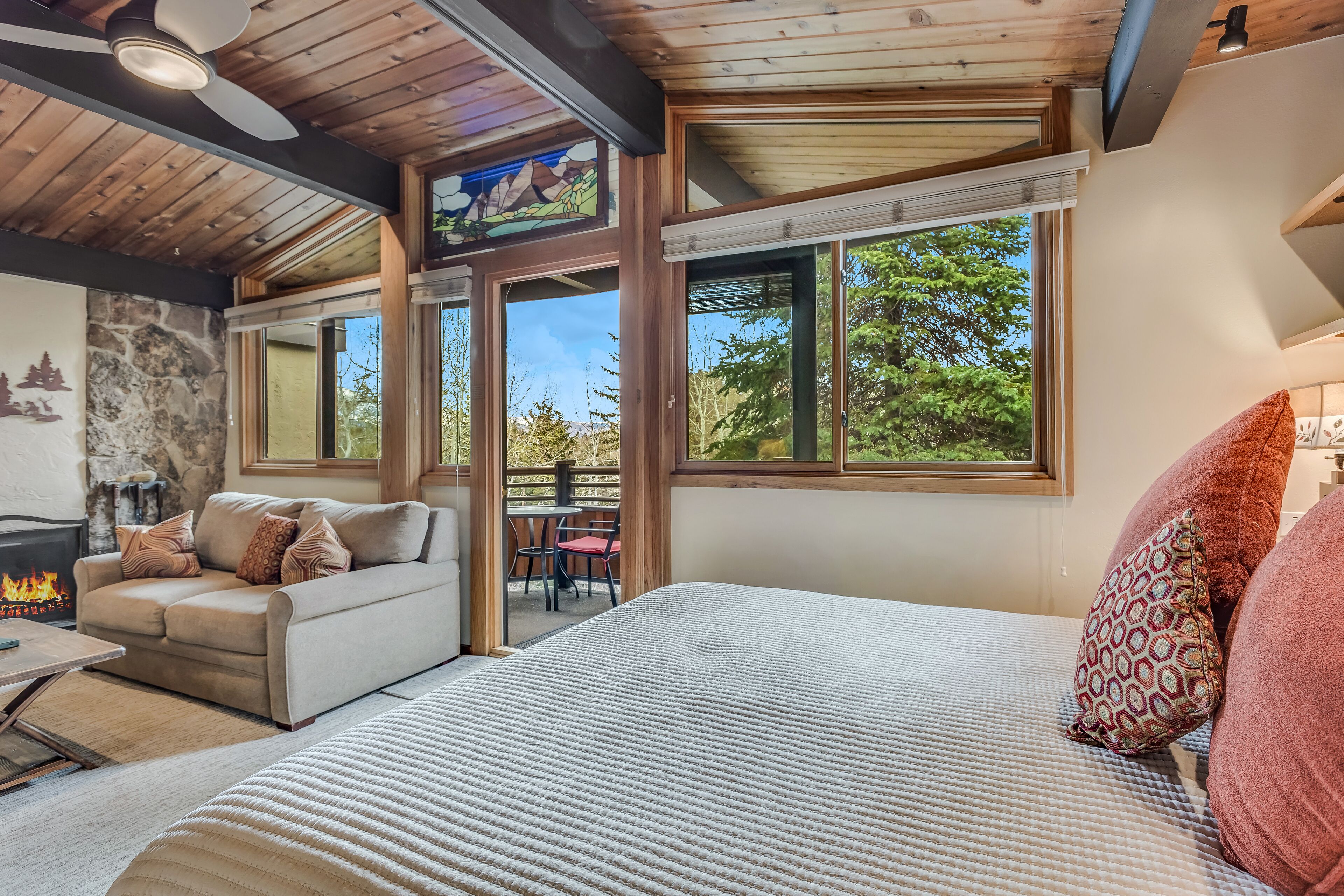 1 室のベッドルーム、デスク、アイロン / アイロン台、旅行用ベビーベッド