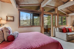 1 Schlafzimmer, Schreibtisch, Bügeleisen/Bügelbrett, Reisekinderbett