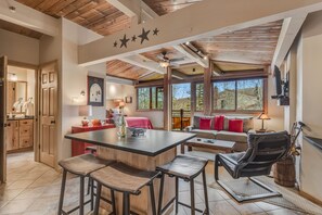 تلفزيون ذكي، مدفأة، مشغل دي في دي