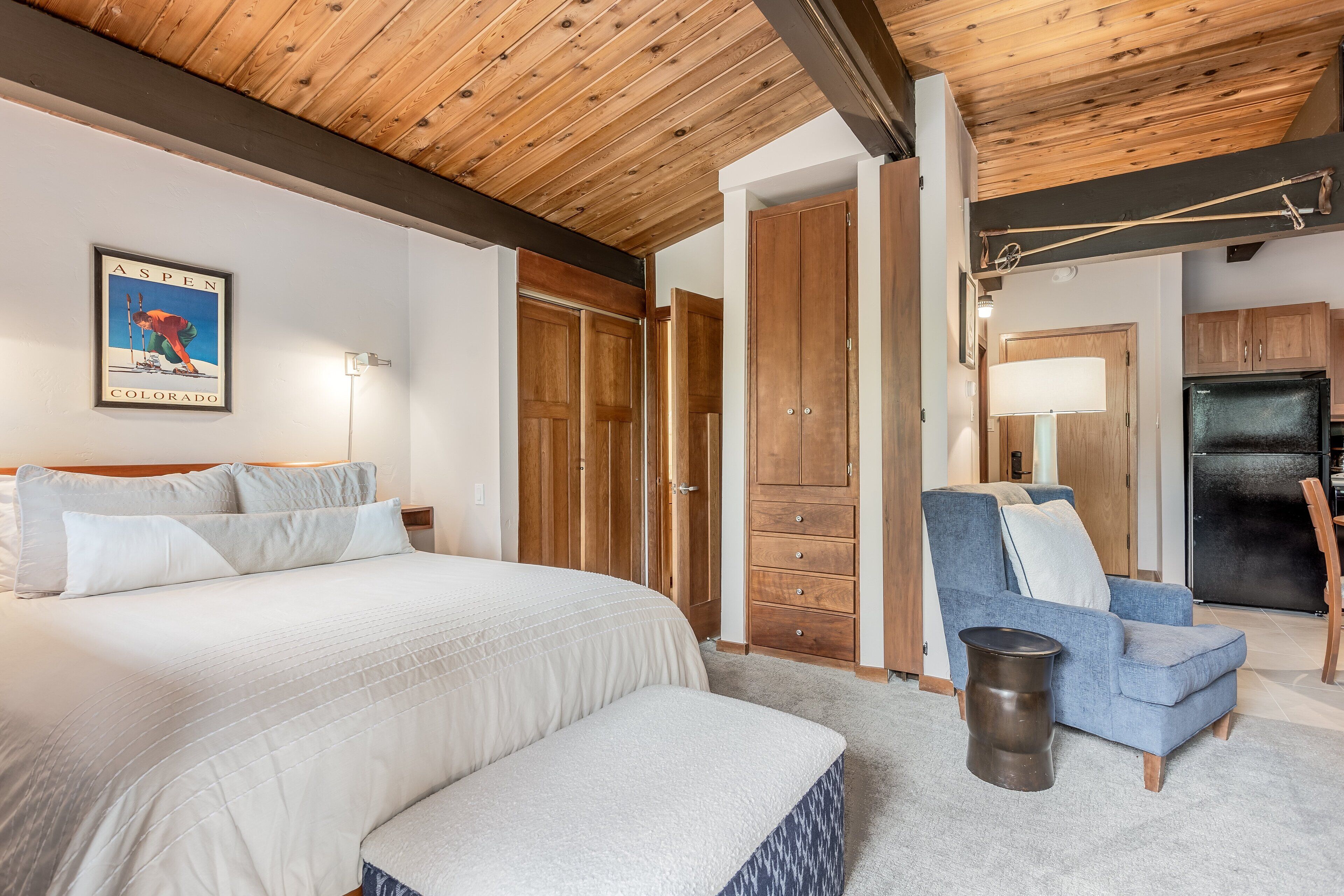 1 habitación, escritorio, tabla de planchar con plancha y cuna de viaje 